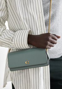 EVIE LONG WALLET WITH CHAIN - Sac bandoulière - sage
