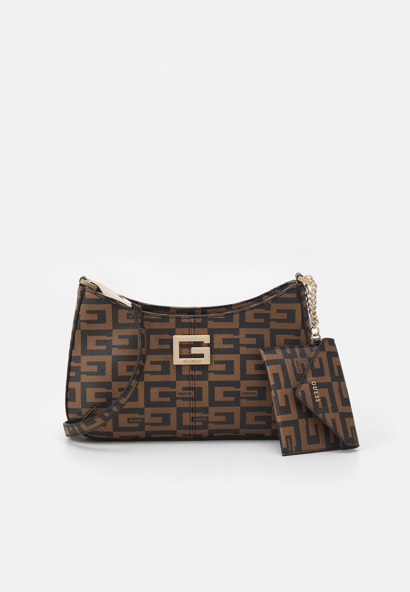 Sac à épaule marron et noir à motifs avec un logo doré "G" et un porte-cartes assorti attaché par une chaîne dorée.