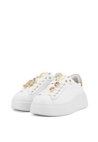 Sneaker platform bianche con logo dorato, accenti floreali decorativi e occhielli argento. Parte superiore in pelle liscia e tacco rosa pallido texture.