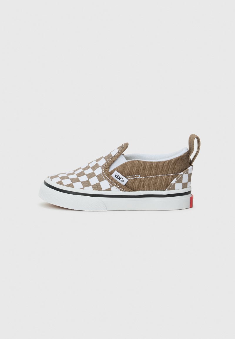 Hnedé a biele kockované slip-on tenisky s pláteným zvrškom, gumovou podrážkou, ťahacím prvkom na zadnej strane a čiernym lemom okolo podrážky.