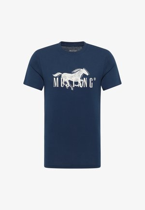 Camiseta de algodón azul marino con un gráfico de un caballo galopante en blanco y el texto "MUSTANG" debajo. Mangas cortas y cuello redondo.