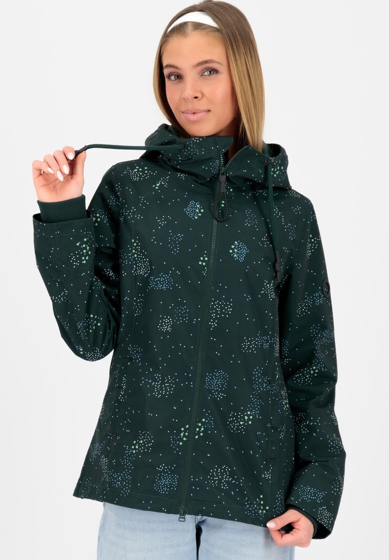 Veste verte foncée avec un design à motifs comprenant des points bleus et verts ; comprend une capuche et des cordons de serrage ajustables ; fermeture éclair.