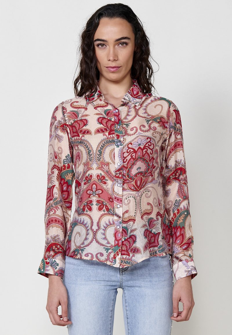 Blusa a maniche lunghe in tessuto trasparente con un motivo floreale paisley nei colori rosso, rosa, verde e blu. Presenta una chiusura con bottoni sul davanti e colletto.