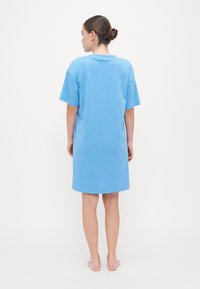 Abito blu a maniche corte realizzato in morbido cotone, con una vestibilità comoda e orlo dritto, che arriva a metà coscia, design minimale, senza motivi.