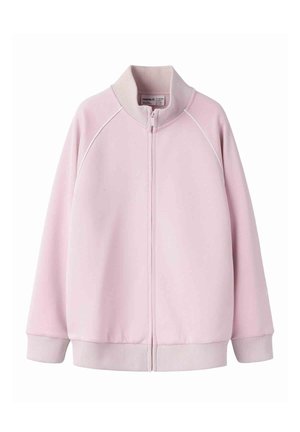 Cazadora de color rosa claro con cremallera y mangas largas, cuello, puños y dobladillo acanalados, con un diseño simple y limpio y detalles de costuras blancas.