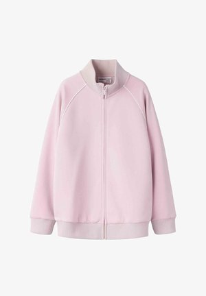 Világos rózsaszín, hosszú ujjú cipzáras dzseki bordázott gallérral, mandzsettákkal és szegéllyel, egyszerű, letisztult kialakítással és fehér varrásdíszítéssel.