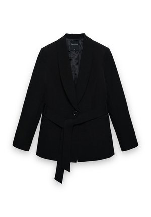 Blazer noir sur mesure avec col châle, fermeture à un bouton, ceinture à nouer et manches longues sur fond blanc.