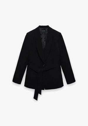 Schwarzer, maßgeschneiderter Blazer mit Schalkragen, Ein-Knopf-Verschluss, Bindegürtel und langen Ärmeln vor weißem Hintergrund.