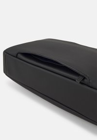 Schwarze Laptop-Hülle aus glattem, strukturiertem Material. Verfügt über ein Reißverschlussfach und abgerundete Kanten für eine passgenaue Passform. Minimalistisches Design.