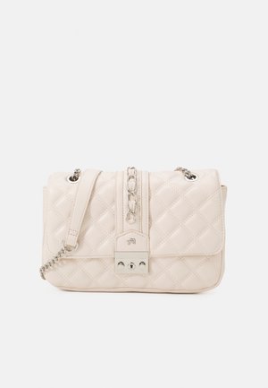 Gesteppte cremefarbene Handtasche aus glattem Leder, mit einem silbernen Kettenriemen, einem Verschluss und einem mittigen Kettenakzent.