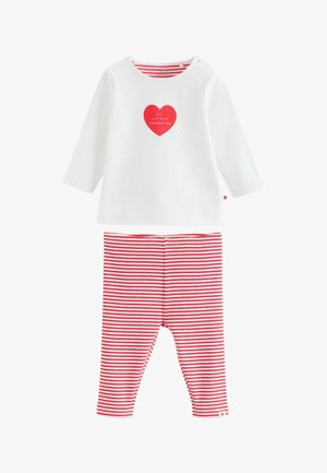 Hvid top med lange ærmer med rødt hjertegrafik og tekst, kombineret med røde og hvide stribede leggings. Blødt bomuldsstof, afslappet pasform.