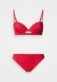 Σετ κόκκινου μπικίνι με επενδυμένο σουτιέν που διαθέτει ρυθμιζόμενες τιράντες και κεντρικό κούμπωμα, συνοδευόμενο από ταυτόχρονες σλιπ με ψηλό κόψιμο. Ομαλή υφή.