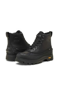 Sorte vandtætte støvler med højt skaft, glat læderoverdel, gummiskohette og Vibram ydersål. Har metaløjer og mærkelogo.