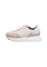 Zapatillas de color rosa claro que combinan materiales de ante y cuero, con una entresuela blanca texturizada y un forro interior burdeos.