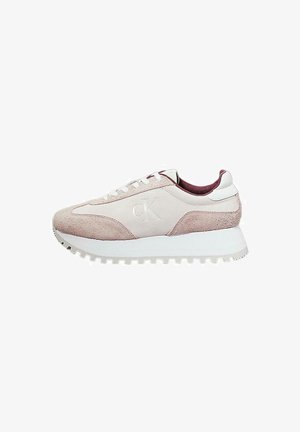 Zapatillas de color rosa claro que combinan materiales de ante y cuero, con una entresuela blanca texturizada y un forro interior burdeos.