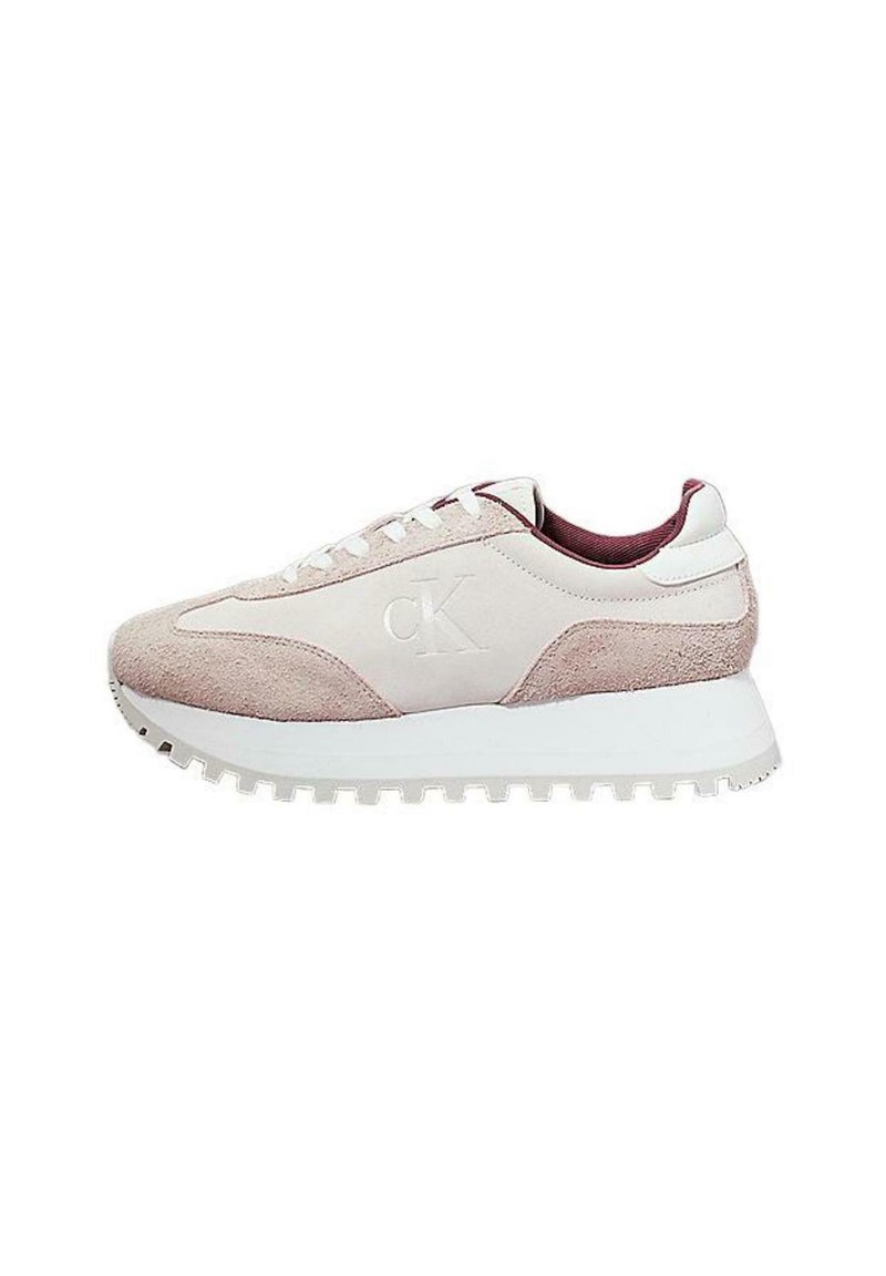 Zapatillas de color rosa claro que combinan materiales de ante y cuero, con una entresuela blanca texturizada y un forro interior burdeos.