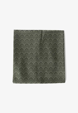 Tejido verde rectangular con un patrón texturizado de diamantes entrelazados, con acentos grises y un acabado suave.