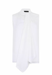 Blouse blanche sans manches avec col haut et long détail de lien drapé tombant sur le devant.
