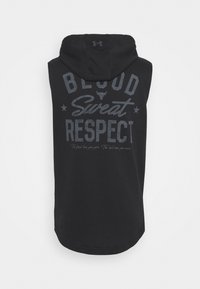 Sweat à capuche sans manches noir avec "Blood Sweat Respect" et un logo de taureau imprimé au dos en lettres gris foncé.
