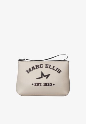 Kleine beige Reißverschlusstasche mit schwarzem "MARC ELLIS" Text, Sternlogo und "EST. 1920" auf der Vorderseite bedruckt, mit Handgelenkschlaufe.
