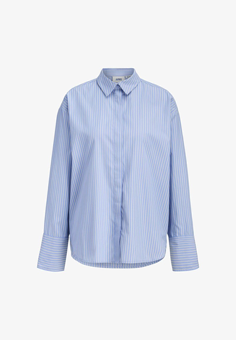 Chemise bleu clair avec des rayures verticales blanches et bleu clair, manches longues, col pointu et fermeture à boutons, fabriquée en tissu lisse.