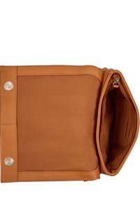 Borsa a tracolla in pelle marrone con texture liscia. Caratterizzata da una chiusura con zip prominente, con hardware a bottone a scatto e un ampio interno.