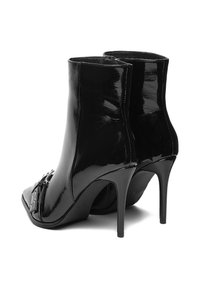 Czarne lakierowane botki za kostkę z ostrym noskiem, wysokim obcasem typu stiletto i dekoracyjnym zapięciem z boku. Gładka, błyszcząca tekstura.