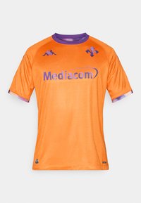 Tricou sport din plasă portocalie cu accente mov, mâneci scurte, logo Kappa lângă umeri și inscripția „Mediacom” pe partea din față.