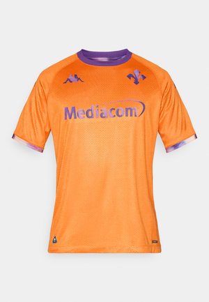 Oranž mesh-spordisärk lilla aktsentidega, lühikeste varrukatega, Kappa logo õlgade lähedal ja "Mediacom" trükitud esiküljel.