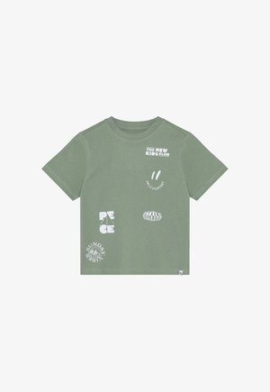 Camiseta de algodón verde con varios estampados gráficos en blanco, que incluyen "PEACE", caras sonrientes y "SUNDAY LABELS", mangas cortas y cuello redondo.