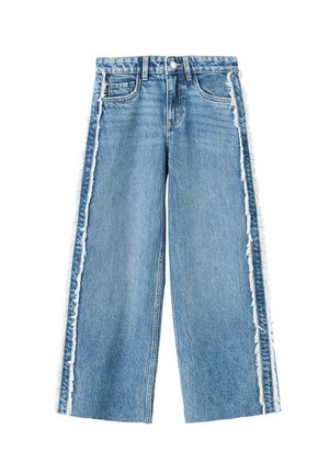 Jean large bleu clair avec bandes latérales blanches effilochées et design traditionnel à cinq poches sur fond blanc.