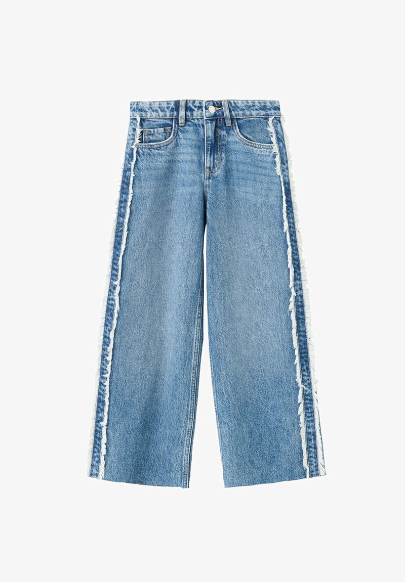 Jean large bleu clair avec bandes latérales blanches effilochées et design traditionnel à cinq poches sur fond blanc.