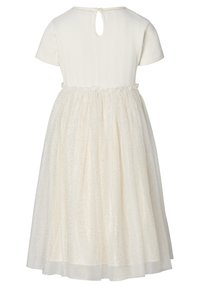 Witte jurk met een textuur, geribbeld bovenstuk en een gelaagde, doorschijnende, glinsterende tule rok; heeft korte mouwen en een opening met sleutelgat aan de achterkant.