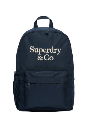 Marineblå rygsæk med topgreb, frontlynlåslomme, sidelommer og hvid tekst "Superdry & Co" på frontpanelet.