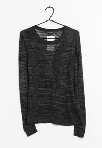 Pull en maille gris foncé à manches longues avec sections en maille à motifs, suspendu sur un cintre noir sur fond blanc.