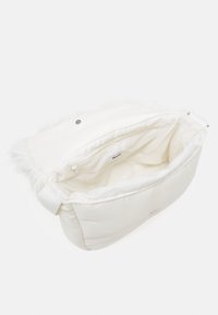 Biała torebka z miękkim, pluszowym wykończeniem, zamykana na zamek błyskawiczny, z przestronnym wnętrzem i małą kieszonką wewnętrzną. Teksturovana, puszysta lamówka.