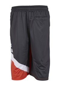 Shorts de sport noirs avec taille élastique, poche arrière, et accents géométriques rouges et blancs sur la partie inférieure de la jambe gauche.