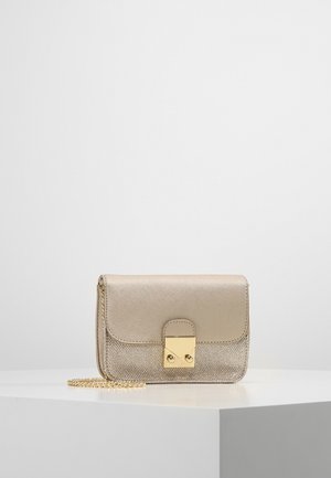 Lille guld crossbody-taske med tekstureret finish, klaplukning og guldlås på en hvid overflade mod en ensfarvet baggrund.