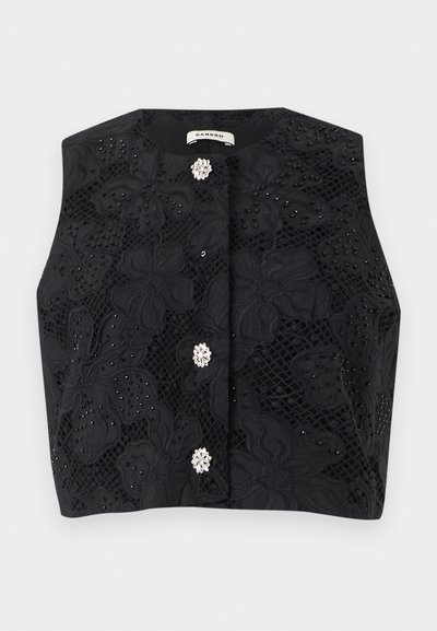 Μαύρο αμάνικο cropped σακάκι με λουλουδάτο δαντελένιο σχέδιο και τρία διακοσμητικά κουμπιά που μοιάζουν με μαργαριτάρια εμπρός.