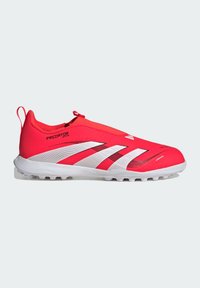 Zapatillas deportivas de color rojo brillante con una parte superior texturizada, franjas blancas elegantes y una suela lisa. Incluyen una correa de tirón y un diseño minimalista.