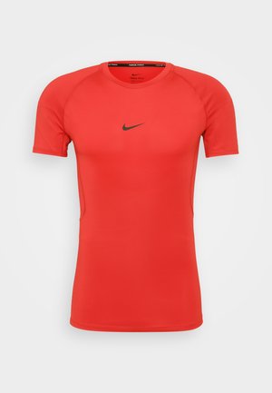 Punane lühikeste varrukatega sportlik särk, mis on valmistatud siledast ja venitavast kangast. Omab ülikitsast disaini ja väikest musta Nike logo rinna peal.