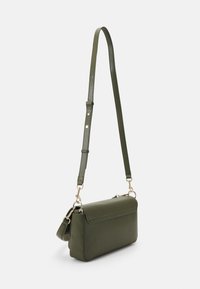 Tommy Hilfiger SOFT UTILITY LRG CROSSOVER - Skuldertasker - utility olive