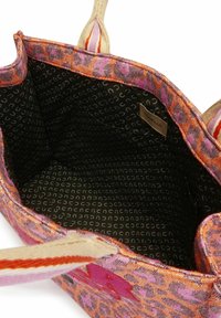 Sac fourre-tout en toile avec des motifs orange et rose. L'intérieur est doublé de noir avec des lettres blanches. Comprend deux poignées robustes.