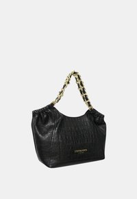 Borsa a mano nera in pelle con un motivo testurizzato a croco, parte superiore arricciata e manico a catena dorata. Presenta un dettaglio del logo sul davanti.