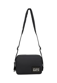 Borsa a tracolla nera realizzata in materiale resistente. Presenta una superficie testurizzata, una chiusura con zip e un'etichetta di marca. Inclusa una tracolla regolabile.
