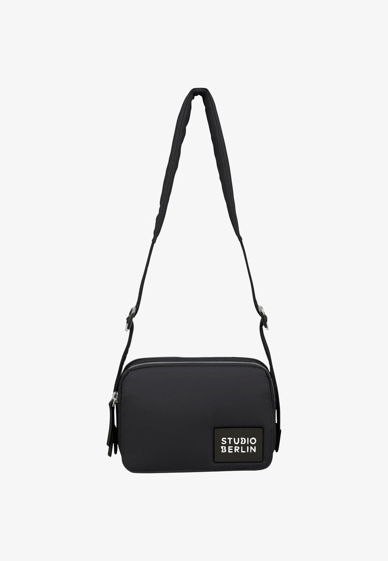 Borsa a tracolla nera realizzata in materiale resistente. Presenta una superficie testurizzata, una chiusura con zip e un'etichetta di marca. Inclusa una tracolla regolabile.