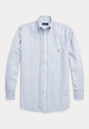 Witte blouse met lange mouwen en knopen, met een blauw-zwart geruit patroon, knoopsluiting bij de kraag en een klein geborduurd logo op de linkerborst.