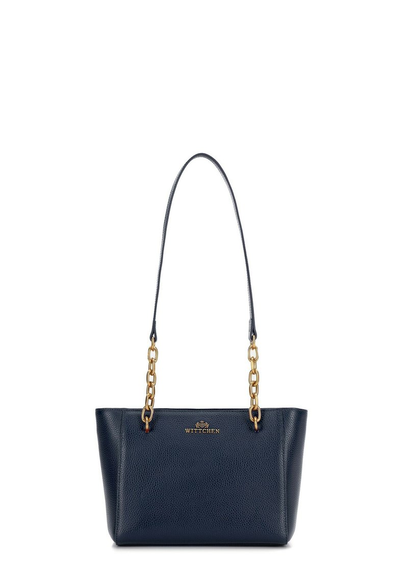 Sac à main en cuir navy avec une texture en relief, poignées en chaîne dorée et un accent logo à l'avant. Forme rectangulaire avec une ouverture sur le dessus.