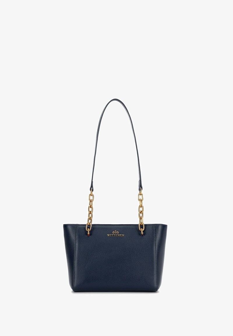 Borsa in pelle blu navy con finitura grattugiata, manici a catena color oro e logo in evidenza sul davanti. Forma rettangolare con apertura superiore.