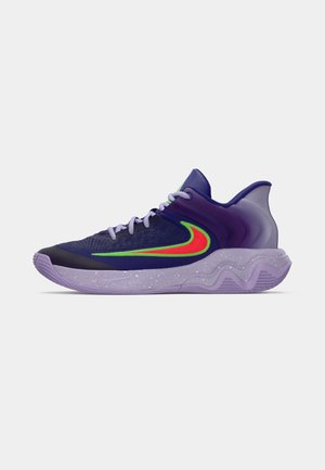 Scarpa sportiva viola e blu navy con suola lavanda, logo Nike in verde neon e rosso, e lacci lavanda, mostrata in profilo laterale.